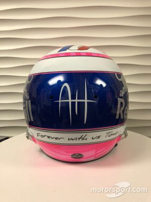 El casco de Pierre Gasly, Toro Rosso, en homenaje a su amigo Anthoine Hubert