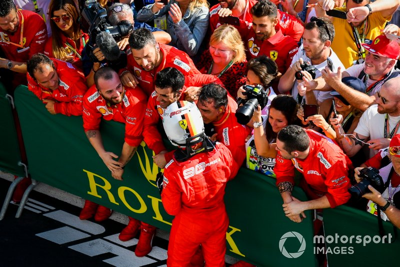 Sebastian Vettel, Ferrari, 3º clasificado, celebra con su equipo en el Parc Ferme
