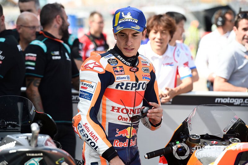 Marc Márquez, Repsol Honda Team mira la moto de Fabio Quartararo, Petronas Yamaha SRT