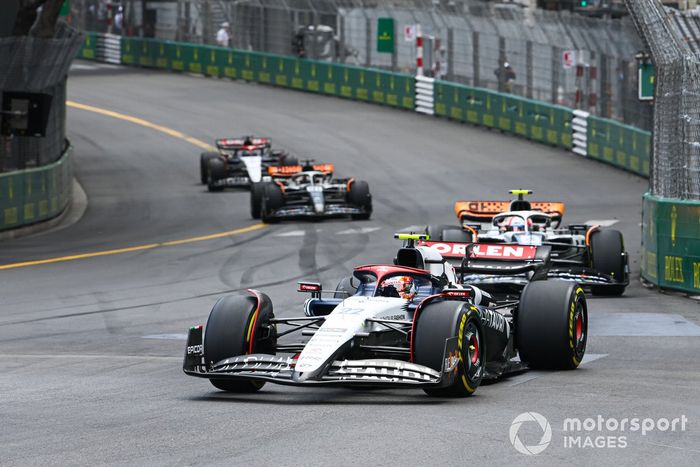 Yuki Tsunoda, AlphaTauri AT04, Lando Norris, McLaren MCL60, Oscar Piastri, McLaren MCL60