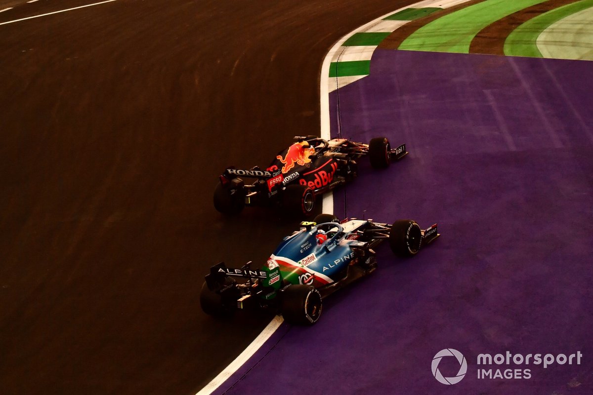 Max Verstappen, Red Bull Racing RB16B, Esteban Ocon, Alpine A521