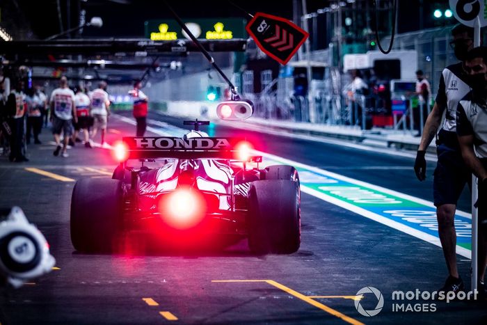 Yuki Tsunoda, AlphaTauri AT02, en el pit lane