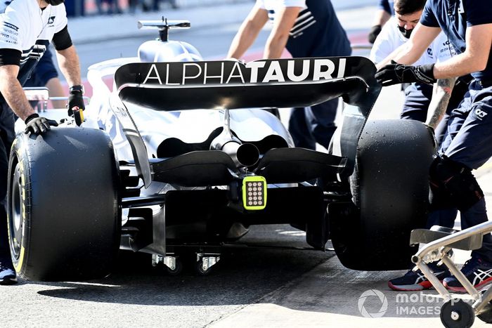 Pierre Gasly, AlphaTauri AT03, vuelve al garaje