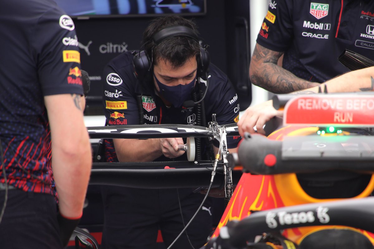 Miembros de Red Bull Racing revisan el alerón trasero del RB16B de 2021.