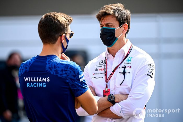 Toto Wolff, director del equipo y consejero delegado de Mercedes AMG y George Russell, de Williams 