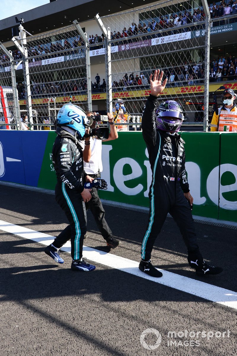 Ganador de la pole Valtteri Bottas, de Mercedes, y Lewis Hamilton, de Mercedes, tras la clasificación