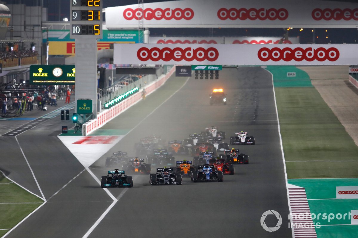 Lewis Hamilton, Mercedes W12, Pierre Gasly, AlphaTauri AT02, Fernando Alonso, Alpine A521, Lando Norris, McLaren MCL35M e il resto delle auto alla partenza