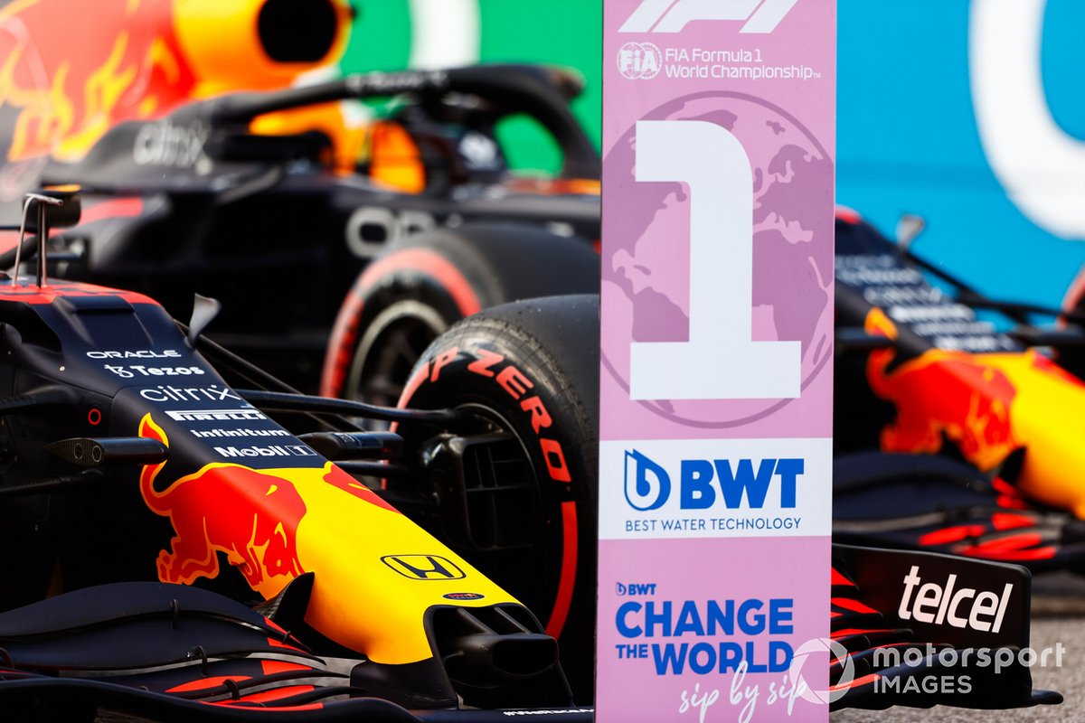 Marcador junto al coche del hombre de la pole, Max Verstappen, Red Bull Racing RB16B