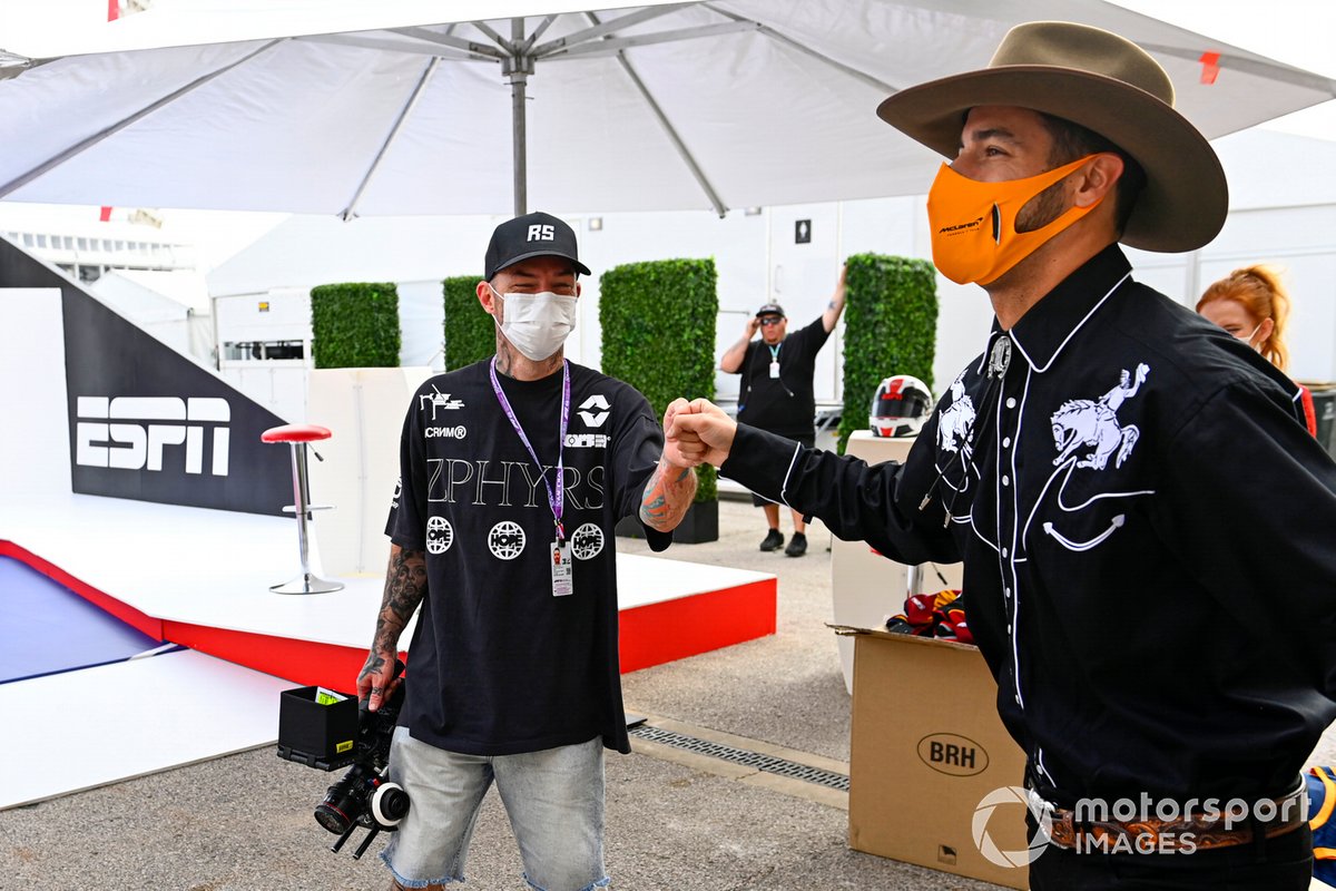 Daniel Ricciardo, de McLaren, vestido de Cowboy