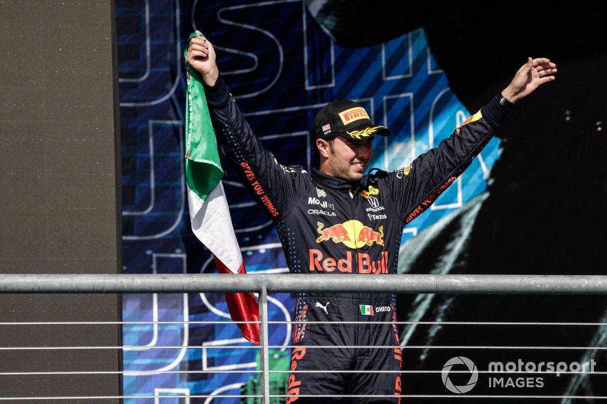 Sergio Perez, Red Bull Racing, 3a posizione, arriva sul podio con una bandiera messicana