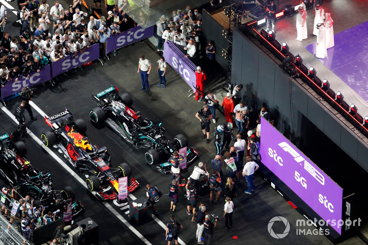 Lewis Hamilton, Mercedes, 1ª posición, y Valtteri Bottas, Mercedes, 3ª posición, en el Parc Ferme
