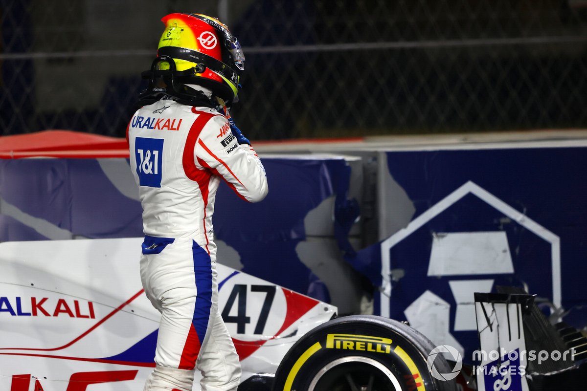 Mick Schumacher, Haas VF-21, se baja de su coche después de estrellarse en la carrera