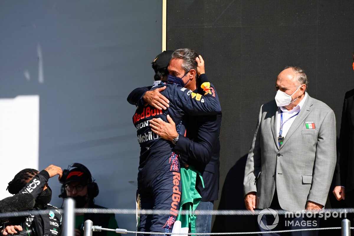 Podio: Carlos Slim felicita a Sergio Pérez, Red Bull Racing, 3ª posición