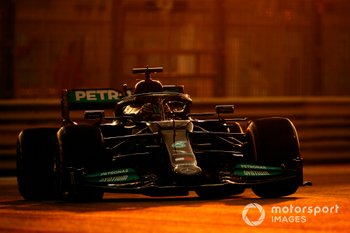 Hamilton eindigt eerste dag in Abu Dhabi bovenaan, Verstappen P4