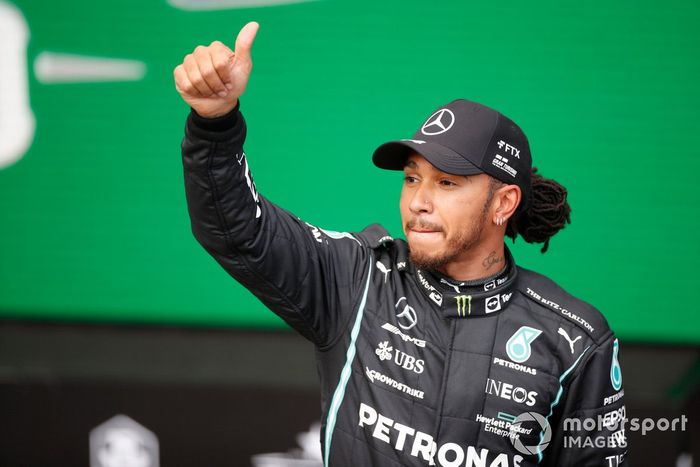 Ganador de la pole para la carrera Sprint, Lewis Hamilton, de Mercedes, da un espaldarazo a los aficionados