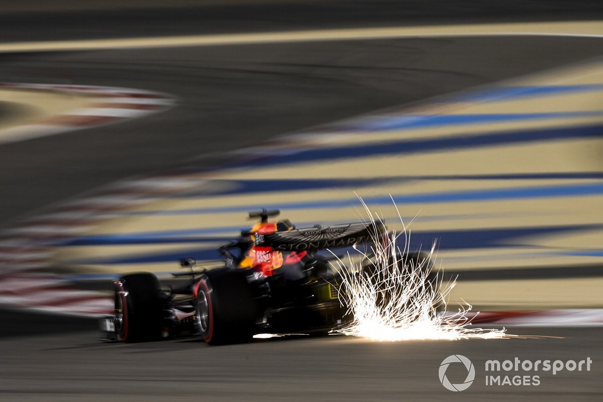 Le scintille escono dalla Red Bull Racing RB16 di Max Verstappen,
