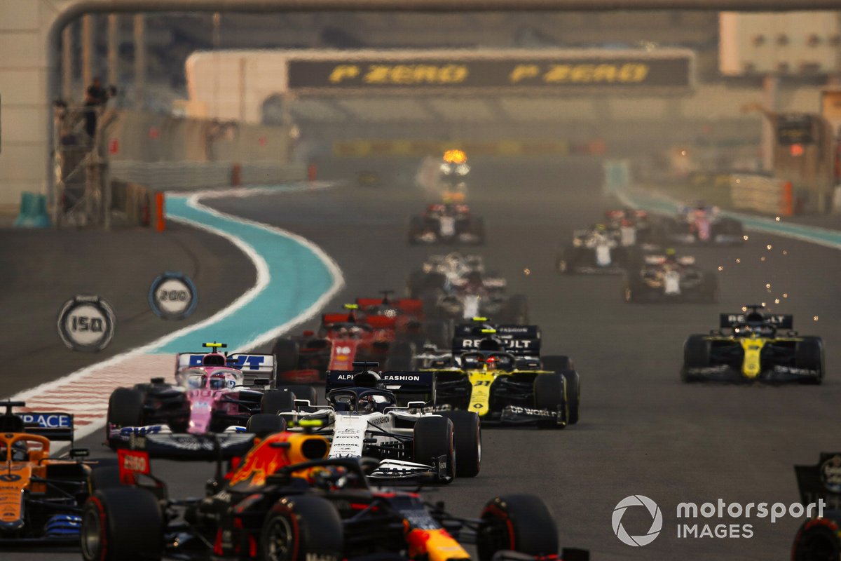 Alex Albon, Red Bull Racing RB16, Carlos Sainz Jr., McLaren MCL35, Daniil Kvyat, AlphaTauri AT01, Lance Stroll, Racing Point RP20, Esteban Ocon, Renault F1 Team R.S.20, and the remainder of the field at the start