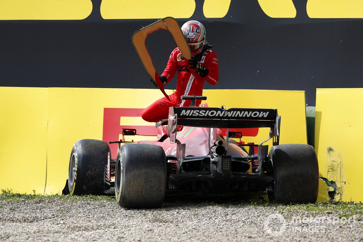 Charles Leclerc, Ferrari SF21, choca contra el muro