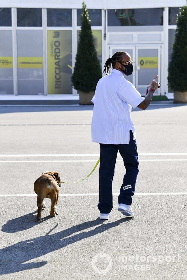 Lewis Hamilton, Mercedes-AMG F1 arriva con il suo cane Roscoe
