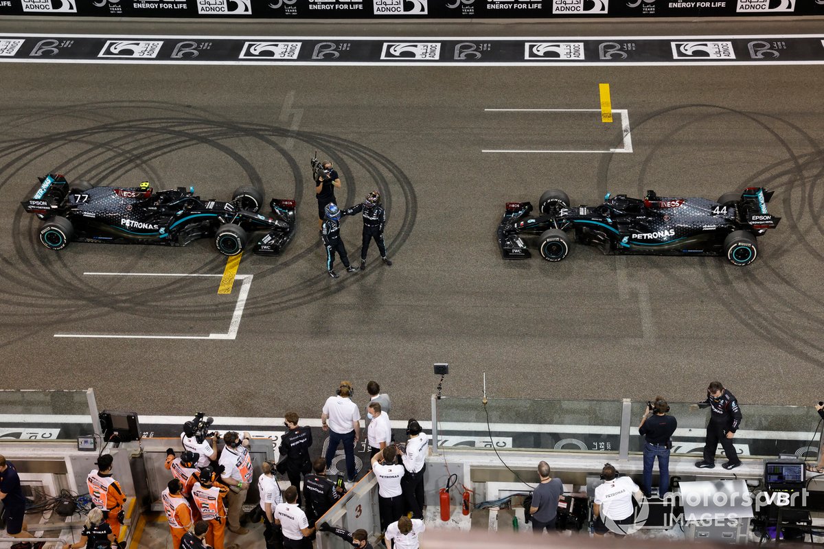Lewis Hamilton, Mercedes-AMG F1, 3ª posición, y Valtteri Bottas, Mercedes-AMG F1, 2ª posición, celebran en la parrilla después de hacer donuts de celebración