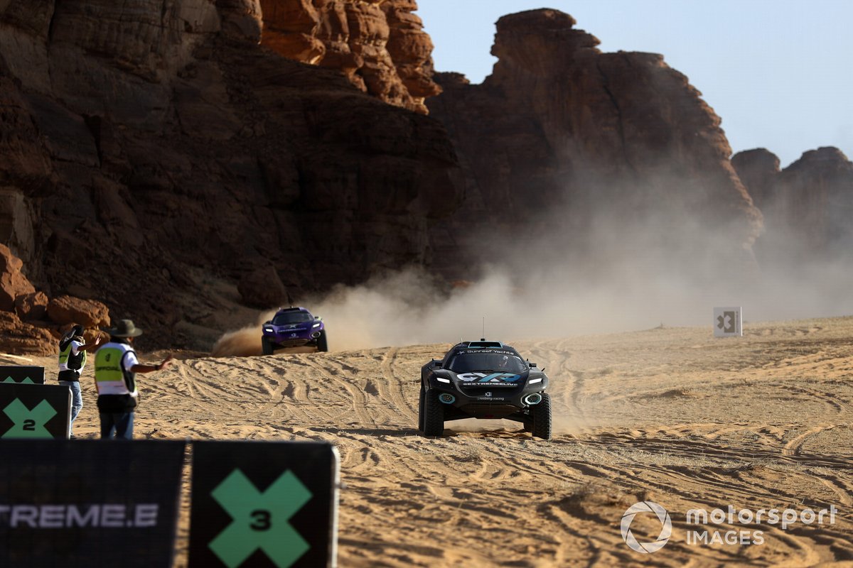 Molly Taylor, Johan Kristoffersson, Rosberg X Racing, e Cristina Gutierrez, Sebastien Loeb, X44, arriva nell'area per il cambio pilota