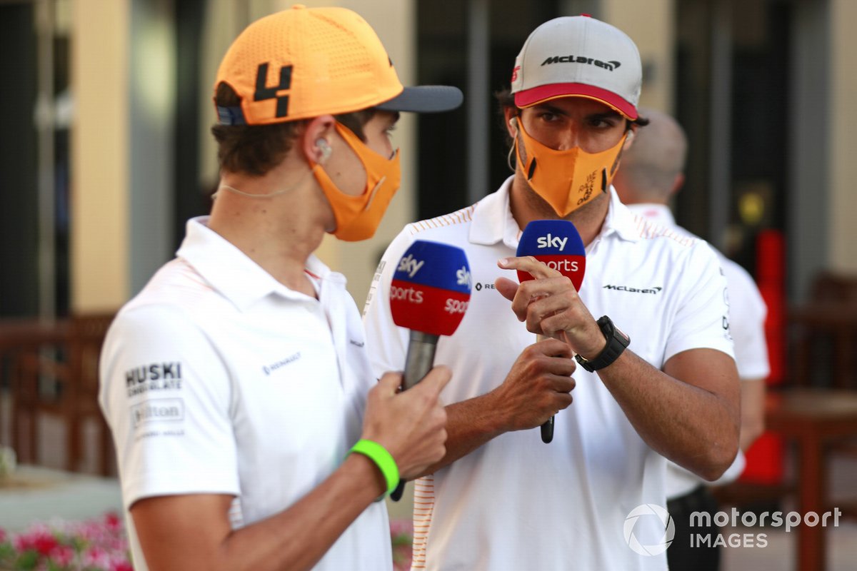 Lando Norris, McLaren, y Carlos Sainz Jr., McLaren
