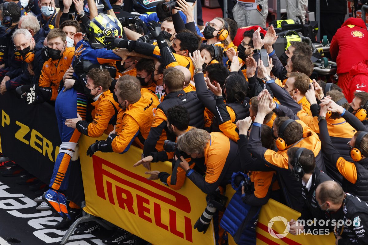 Miembros del equipo McLaren felicitan a Lando Norris, McLaren, en Parc Ferme