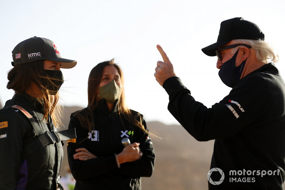 Cristina Gutierrez, X44, chats with David Richards, Chairman, Prodrive / Chairman, Motorsport UK