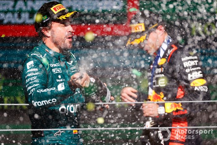 Fernando Alonso, Aston Martin F1 Team, 3ª posición, Max Verstappen, Red Bull Racing, 1ª posición, spray Champagne en el podio. 