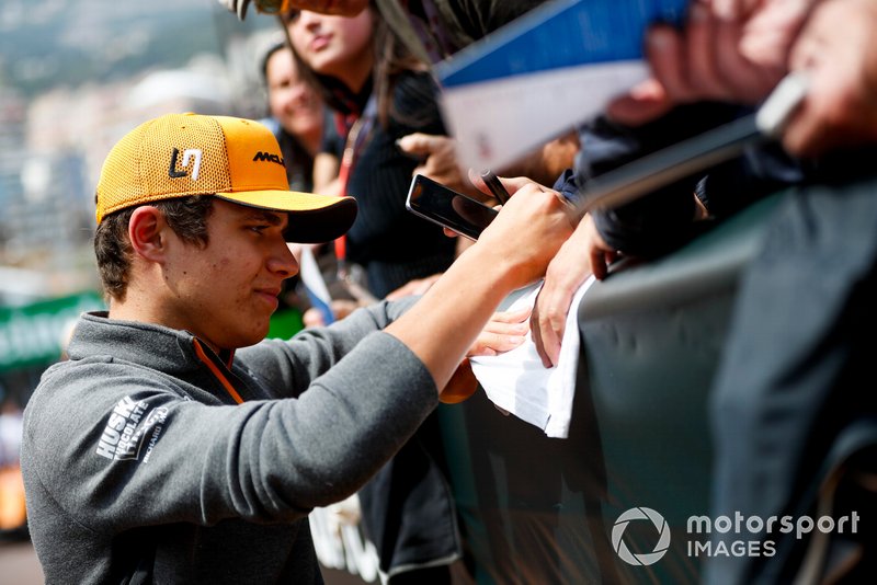 Lando Norris, McLaren signs a autograph for a fan