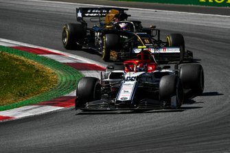 Antonio Giovinazzi, Alfa Romeo Racing C38, leads Romain Grosjean, Haas F1 Team VF-19