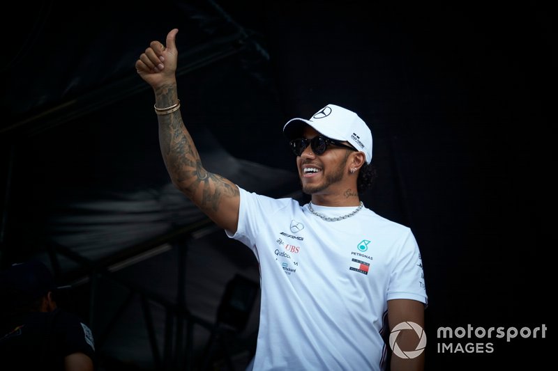 Lewis Hamilton, Mercedes AMG F1, sul palco, nella fan zone
