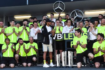 Lewis Hamilton, Mercedes AMG F1, Valtteri Bottas, Mercedes AMG F1, en het team van Mercedes vieren een één-twee
