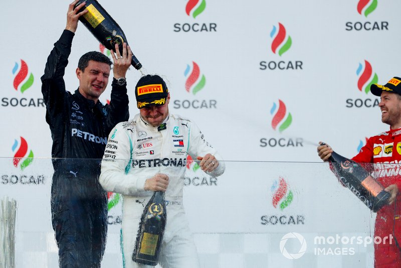 Il vincitore Valtteri Bottas, Mercedes AMG F1 e Sebastian Vettel, Ferrari festeggiano sul podio con lo champagne