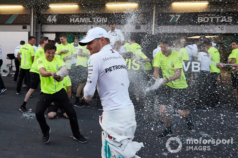 Valtteri Bottas, Mercedes AMG F1, 1st position, and the Mercedes team celebrate