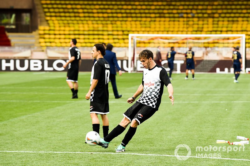Felipe Massa y Pierre Gasly jugando a fútbol