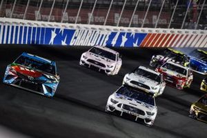 Kyle Busch, Joe Gibbs Racing, Toyota Camry M&M's Hazelnut, Clint Bowyer, Stewart-Haas Racing, Ford Mustang Toco Warranty