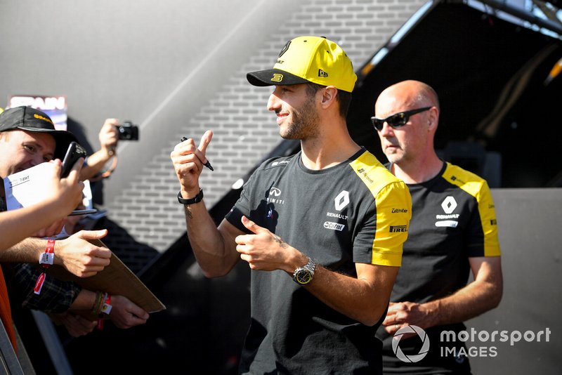 Daniel Ricciardo, Renault signs an autograph for a fan