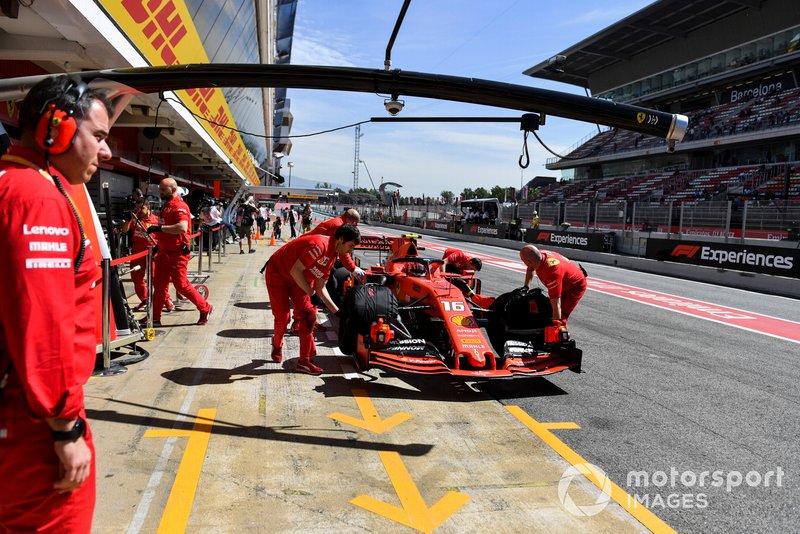 Charles Leclerc, Ferrari SF90, dans la voie des stands