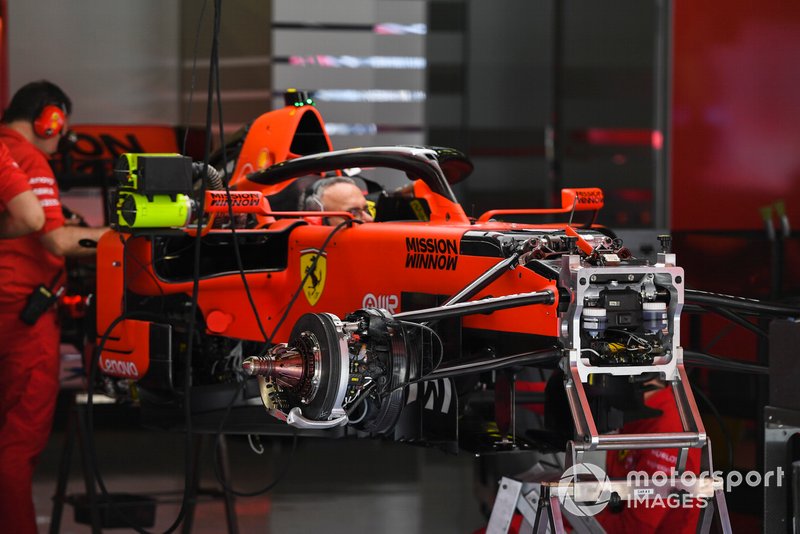Mecánicos trabajando en el Ferrari SF90