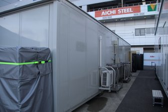 パドック内に設置されたコンテナルーム