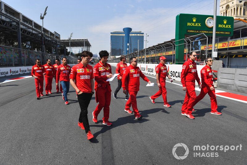 Charles Leclerc, Ferrari cammina in pista con i suoi ingegneri