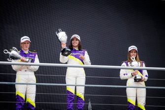 Alice Powell, Jamie Chadwick, en Marta Garcia, op het podium