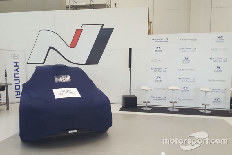 Auto coperta allo stand, presentazione di Hyundai Rally Team Italia