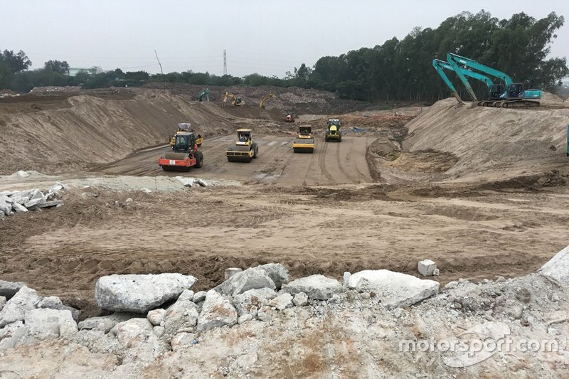 Costruzione dell'edificio dei box, alla fine di marzo