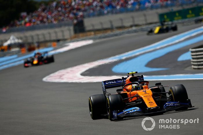 Lando Norris, McLaren MCL34, Pierre Gasly, Red Bull Racing RB15