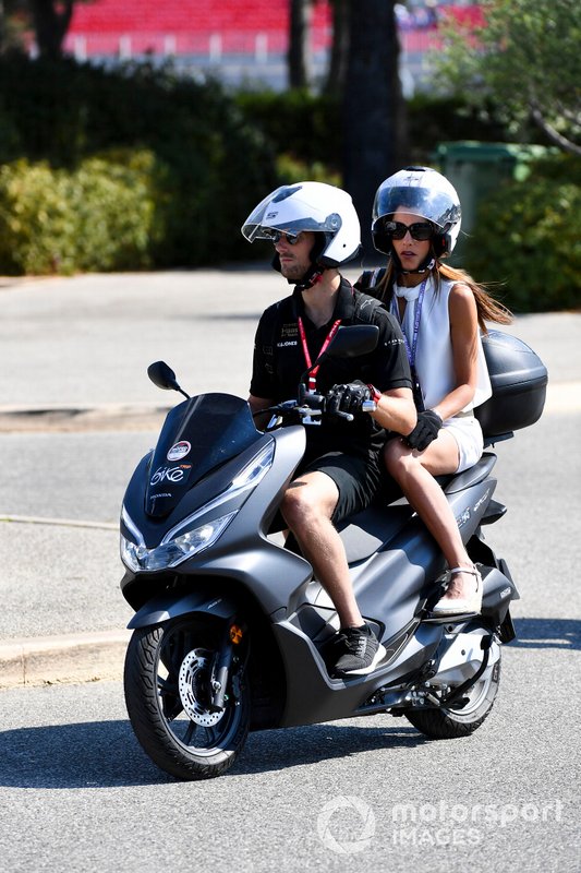 Romain Grosjean, Haas F1, sur un scooter avec sa femme Marion Jolles