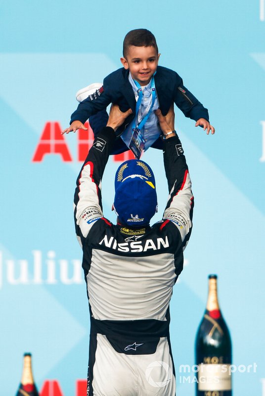 Sébastien Buemi, Nissan e.Dams, lifts his son on the podium