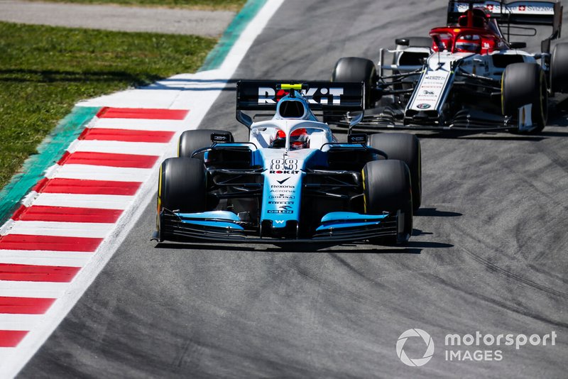 Robert Kubica, Williams FW42, y Kimi Raikkonen, Alfa Romeo Racing C38
