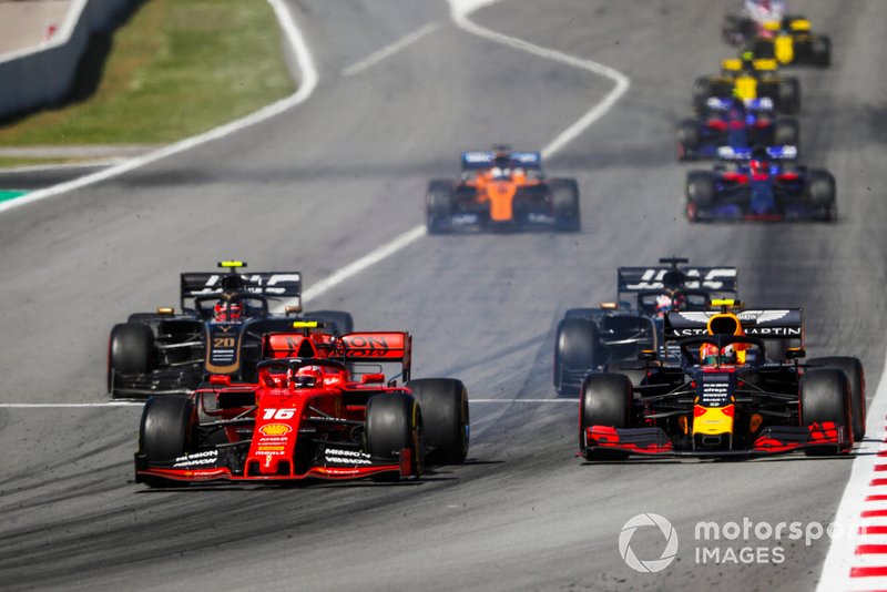 Charles Leclerc, Ferrari SF90 et Pierre Gasly, Red Bull Racing RB15 en lutte après la voiture de sécurité